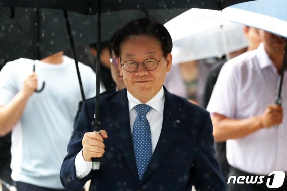 [1보]이재명, 항소심 벌금 300만원 선고 "친형 강제입원 관련 일부 유죄"