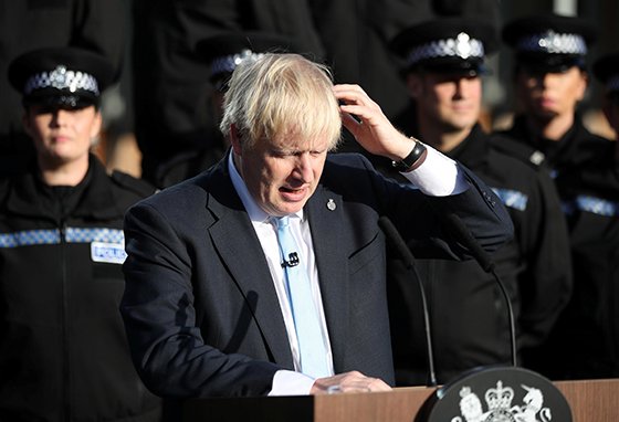 보리스 존슨 영국 총리가 5일(현지시간) 영국 웨스트요크셔의 경찰교육장에서 연설을 하고 있다. 로이터
