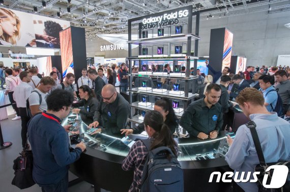 관람객들이 현지시간 6일 독일 베를린에서 열리는 가전전시회 'IFA 2019' 내 삼성전자 전시장에서 '갤럭시 폴드 5G'를 체험하고 있다.(삼성전자) © 뉴스1