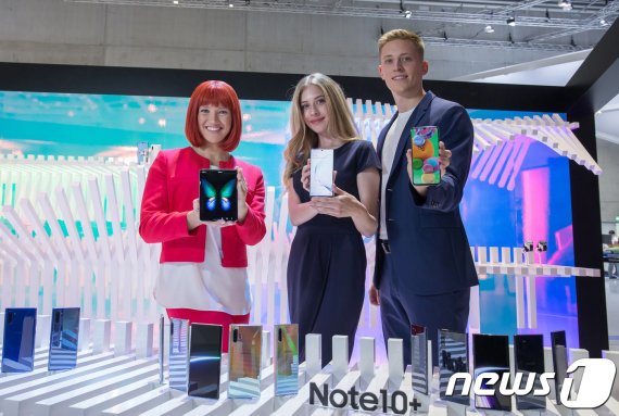 IFA 공식 모델(왼쪽)과 삼성전자 모델들이 독일 베를린에서 열리는 가전전시회 'IFA 2019' 내 삼성전자 전시장에서 5G 스마트폰 3종('갤럭시 폴드 5G', '갤럭시 노트10+ 5G', '갤럭시 A90 5G')를 소개하고 있다.(삼성전자 제공)© 뉴스1