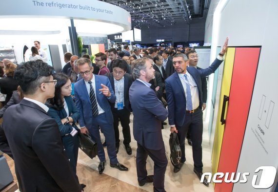 관람객들이 현지시간 6일 독일 베를린에서 열리는 가전전시회 'IFA 2019' 내 삼성전자 전시장에서 유럽시장 진출을 앞두고 있는 맞춤형 냉장고 '비스포크(BESPOKE)'를 체험하고 있다.(삼성전자 제공) © 뉴스1