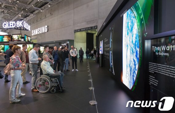 관람객들이 현지시간 6일 독일 베를린에서 열리는 가전전시회 'IFA 2019' 내 삼성전자 전시장에서 압도적인 크기와 화질을 자랑하는 상업용 디스플레이 '더 월(The Wall) 프로페셔널' 219형 제품을 감상하고 있다. (삼성전자 제공) © 뉴스1
