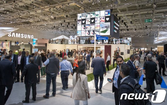 관람객들이 현지시간 6일 독일 베를린에서 열리는 가전전시회 'IFA 2019' 내 삼성전자 전시장을 살펴보고있다.(삼성전자 제공) © 뉴스1