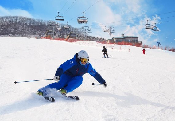 스피드를 즐기는 스키어