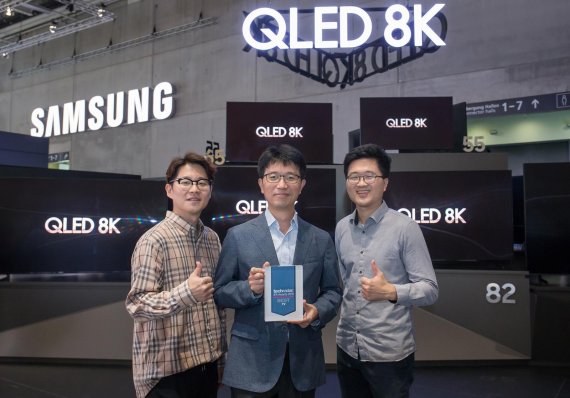 독일 베를린에서 9월 11일까지 열리는 유럽 최대 가전 전시회 'IFA 2019' 에서 삼성전자 QLED 8K 55형이 영국 유명 전문 리뷰매체 '테크레이더(Tech Radar)'가 선정한 'IFA 2019 최고 TV'에 선정됐다. 삼성전자 제공