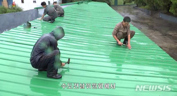 【서울=뉴시스】 북한 조선중앙TV가 7일 북상하는 제13호 태풍 '링링'에 대응하기 위해 긴급 편성한 재난방송에서 지역·부문별 태풍 피해 방지 작업 현황을 보도하고 있다. 2019.09.07. (사진=조선중앙TV 캡처) photo@newsis.com <저작권자ⓒ 공감언론 뉴시스통신사. 무단전재-재배포 금지.>