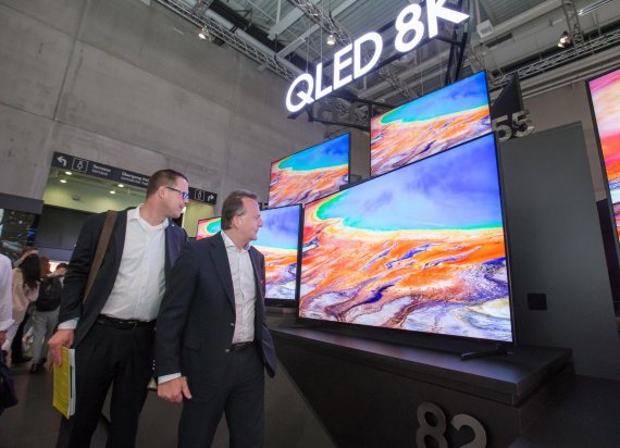 독일 베를린에서 열리는 가전전시회 'IFA 2019' 내 삼성전자 전시장에서 관람객들이 55형부터 98형까지 'QLED 8K' TV 제품들을 감상하고 있다. 삼성전자 제공