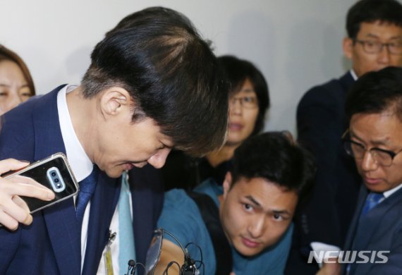 인사청문회를 마친 조국 법무부 장관 후보자가 7일 새벽 서울 여의도 국회 법사위 회의실을 떠나고 있다. 2019.09.07.