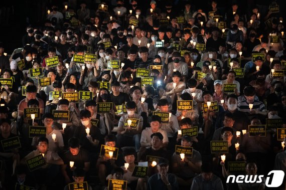 서울대학교 학생들이 지난달 28일 저녁 서울대학교 아크로계단에서 '제2차 조국 교수 STOP! 서울대인 촛불집회'를 열고 조국 법무부 장관 후보자의 사퇴를 촉구하고 있다/사진=뉴스1