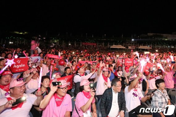 8일 전북 무주군 무주읍 등나무운동장에서 ‘반디의 꿈, 산골생태도시 무주이야기’를 주제로 열렸던 제23회 반딧불축제 폐막식이 열리고 있다.(무주군제공)2019.9.9/뉴스1 © News1