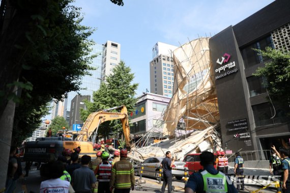 지난해 7월4일 오후 서울 서초구 잠원동 신사역 인근의 한 철거 중인 건물 외벽이 붕괴하는 사고가 발생했다./사진=뉴시스