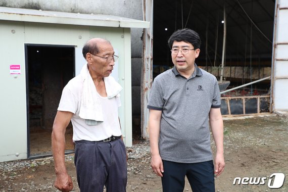 맹정호 서산시장(오른쪽)이 제13호 태풍 '링링'으로 피해를 입은 농가를 방문해 피해상황을 살피고 있다. (서산시 제공) © 뉴스1