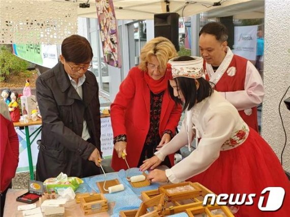 전북국제교류센터는 독일 슈발바흐시 주관으로 열린 ‘다문화 축제’에 참가해 전북의 전통문화를 홍보했다고 9일 밝혔다.(전북도 제공) 2019.9.9 /© 뉴스1