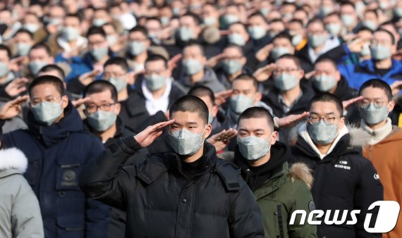 7일 오후 충남 논산육군훈련소에서 열린 올해 첫 입영행사에서 입대 장병들이 거수경례를 하며 가족들과 작별인사를 하고 있다. 2019.1.7/뉴스1 © News1 주기철 기자