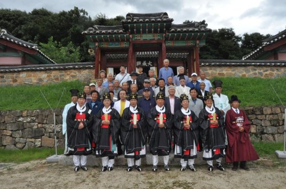 양평군 양근향교 추기 석전제 참석자 기념촬영. 사진제공=양평군