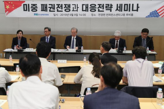 지난 9일 서울 여의도 전국경제인연합회관에서 열린 세미나에서 통상전문가들이 미중 통상전쟁의 전망과 해법에 대해 토론하고 있다.