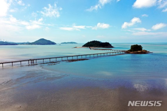 【신안=뉴시스】박상수 기자 = 전남 신안군 자은도 둔장해변에서 구리도~고도~할미도를 잇는 보행교인 '무한의 다리'. 2019.09.10. (사진=신안군 제공) photo@newsis.com