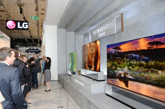 전시회 관람객들이 IFA 2019 LG전자 전시장에서 88인치 8K 올레드 TV인 'LG 시그니처 올레드 TV'를 살펴보고 있다. LG전자 제공