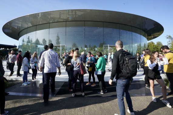 People arrive at Apple for an event to announce new products Tuesday, Sept. 10, 2019, in Cupertino, Calif. (AP Photo/Tony Avelar) /뉴시스/AP /사진=