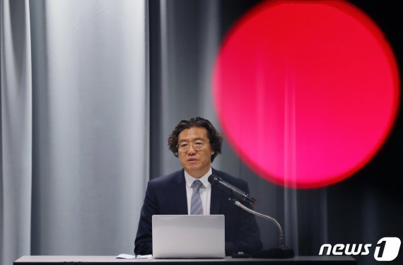 김판곤 대한축구협회 전력강화위원장이 10일 오전 서울 종로구 축구회관에서 최인철 여자축구 국가대표팀 감독 자진사퇴 및 향후 감독 선임 절차 관련 브리핑을 하고 있다./뉴스1 © News1 구윤성 기자