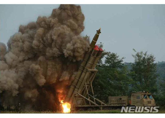 【서울=뉴시스】북한은 10일 초대형방사포를 또다시 시험발사했다고 밝혔다. 이는 지난달 24일 첫 시험발사에 이은 것으로 이 방사포는 아직 개발이 완료되지 않은 것이 확인됐다. (출처=노동신문 사진 캡처) 2019.09.11.