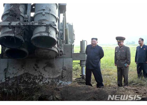 【서울=뉴시스】북한은 10일 초대형방사포를 또다시 시험발사했다고 밝혔다. 사진은 방사포 발사관 후면으로 캡(뚜껑)이 3개가 벗겨져 있는 모습을 확인할 수 있다. (출처=노동신문 사진 캡처) 2019.09.11. photo@newsis.com
