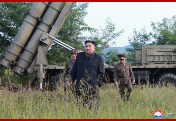 11일 북한 로동신문은 김정은 국무위원장이 지난 10일 초대형 방사포 발사를 현지 료해했다고 보도했다.