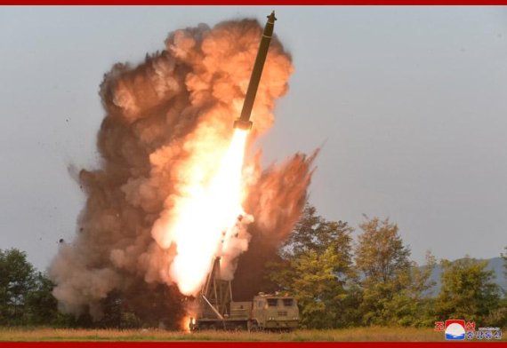북한이 공개한 초대항 방사포 발사장면