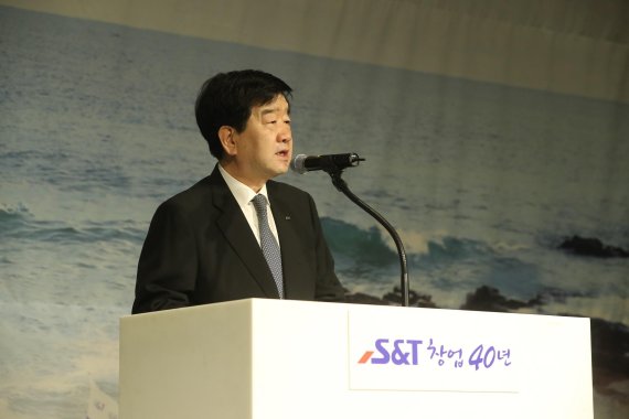 창립 40주년 기념사를 하고 있는 최평규 S&T그룹 회장.