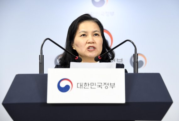 유명희 산업통상자원부 통상교섭본부장이 11일 오전 서울 세종로 정부서울청사에서 일본의 수출제한 조치 WTO 제소 관련 브리핑을 하고 있다. 사진=박범준 기자