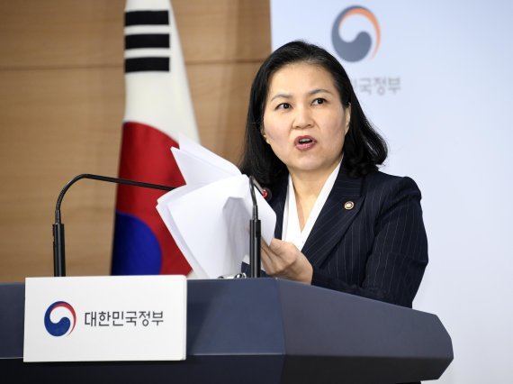 유명희 산업통상자원부 통상교섭본부장이 11일 오전 서울 세종로 정부서울청사에서 일본의 수출제한 조치 WTO 제소 관련 브리핑을 하고 있다. 사진=박범준 기자