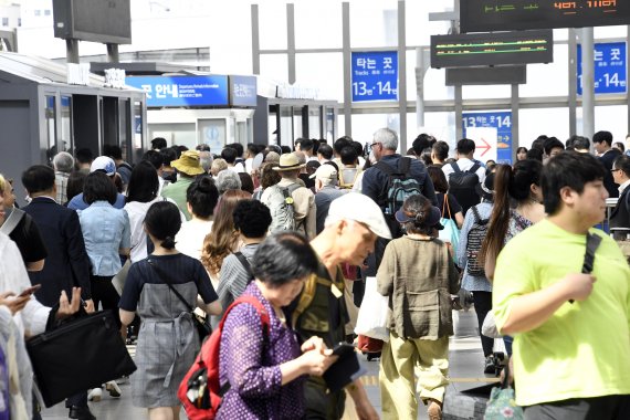 추석연휴를 하루 앞둔 11일 서울역에서 귀성객들이 열차에 오르기 위해 발걸음을 옮기고 있다. 사진=박범준 기자