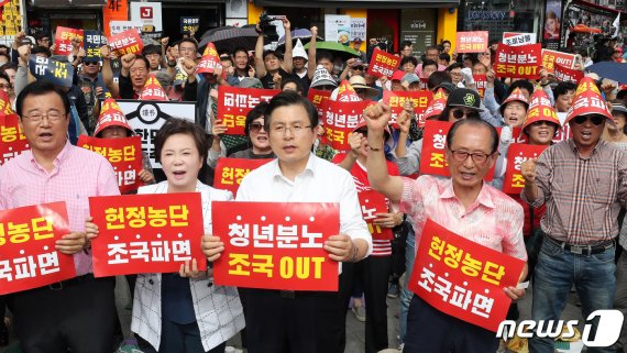 황교안 자유한국당 대표가 11일 경기도 수원역 앞에서 열린 '살리자 대한민국! 문재인 정권 순회 규탄대회'에서 참석자들과 함께 정권 규탄 촉구 구호를 외치고 있다. 뉴스1