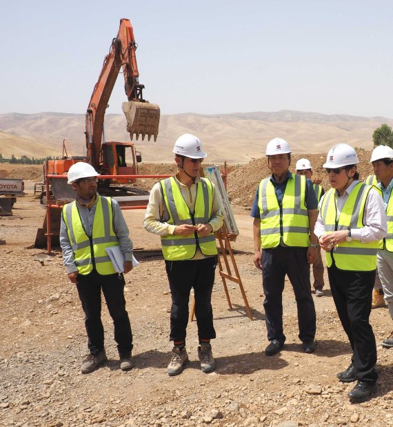 김석준 회장(사진 왼쪽에서 네번째)은 지난 2015년 이라크 쿠르드 현장을 방문해 직원들을 격려했다. 쌍용건설 제공
