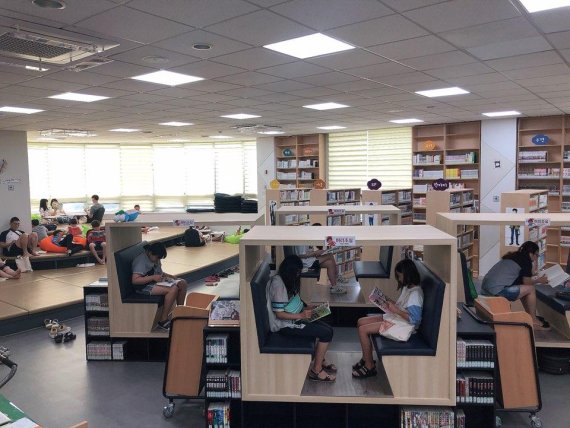 양주 꿈나무도서관은 만화자료실을 정비하고 태블릿PC를 구비해 웹툰그리기, 디지털드로잉 등 다양한 특화프로그램을 운영하고 있다. 양주 꿈나무도서관 제공