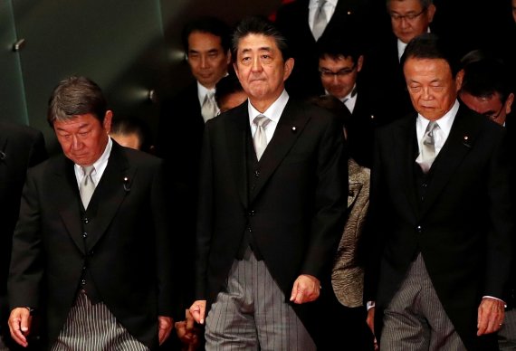 지난 11일 아베 신조 일본 총리(앞줄 가운데)와 아소 다로 부총리 겸 재무상 등 일본 정부 각료들이 총리관저에서 기념촬영을을 하기 위해 대열을 이루고 있다. 로이터 뉴스1