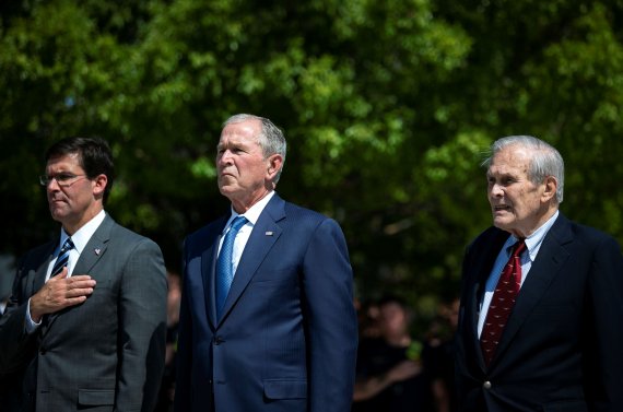 도널드 럼스펠드(오른쪽) 전 미국 국방장관이 6월 30일(현지시간) 별세했다. 사진은 그가 9·11테러 18주년을 맞아 2019년 9월 11일 버지니아주 알링턴의 국방부 테러 추모행사에 조지 W 부시(가운데) 전 대통령, 마크 에스퍼 당시 국방장관과 함께 참석한 모습. 로이터뉴스1