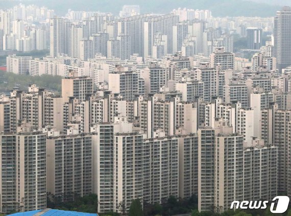 상반기 전국 아파트값이 6년 만에 처음 하락했다. 한국감정원의 주택가격동향 조사 결과에 따르면, 올해 상반기 전국의 아파트값은 1.85% 하락했다. 상반기 기준으로 아파트값이 내린 것은 2013년 -0.14% 이후 6년 만에 처음이다. 서울 아파트값은 올해 상반기 1.79% 내렸다. 2013년 상반기에 0.96% 떨어진 이후 첫 하락이다. 사진은 서울 송파구의 아파트 단지의 모습. (뉴스1 DB) 2019.7.2/뉴스1