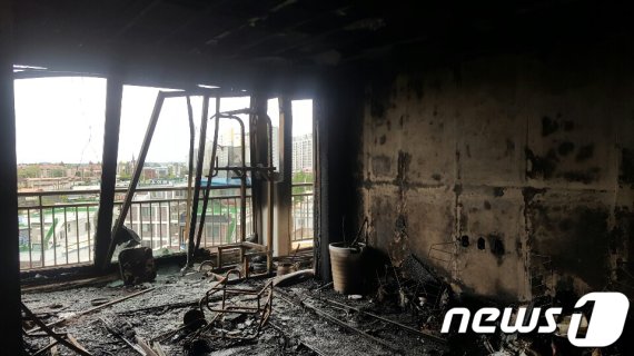 화재가 난 아파트 내부 모습.2019.9.12/뉴스1 © News1 허단비 기자
