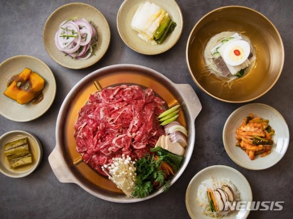 【서울=뉴시스】메이필드호텔 '풀 문 브레이크 패키지' 중 '낙원' 특선 메뉴