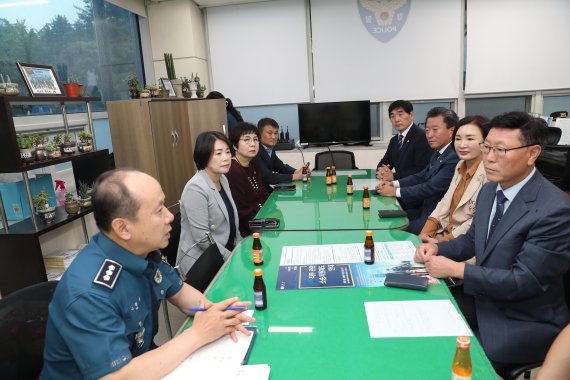 구리시의회 추석맞이 교문지구대 위문. 사진제공=구리시의회