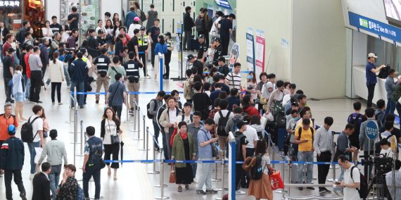 추석연휴 첫날인 12일 서울역이 고향으로 출발하는 귀성객들로 붐비고 있다. 사진=김범석 기자