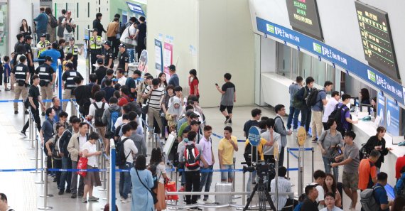 추석연휴 첫날인 12일 서울역이 고향으로 출발하는 귀성객들로 붐비고 있다. 사진=김범석 기자