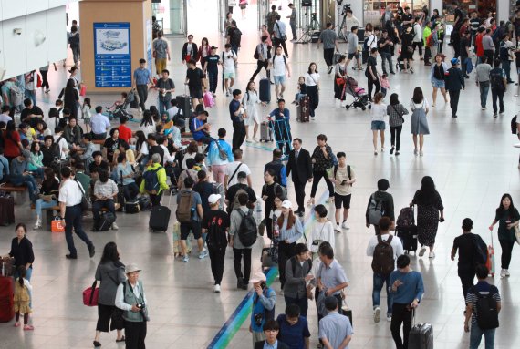 추석연휴 첫날인 12일 서울역이 고향으로 출발하는 귀성객들로 붐비고 있다. 사진=김범석 기자