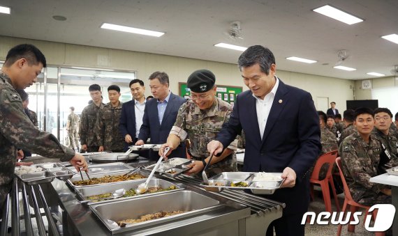 정경두 국방부 장관이 추석연휴인 12일 서부전선 최전방 GOP부대를 찾아 장병들과 점심식사를 하기 위해 배식을 하고 있다. (국방부 제공) 2019.9.12/뉴스1