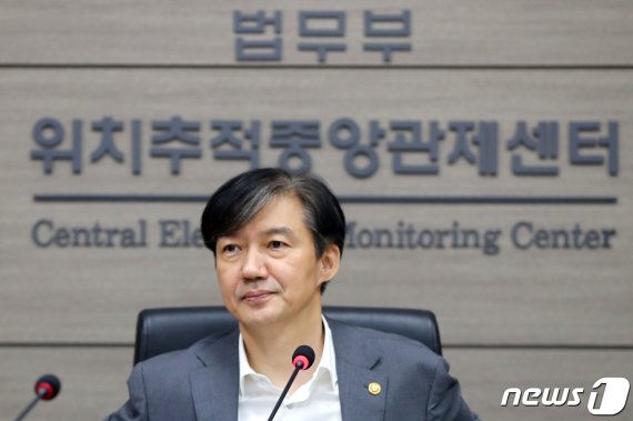 조국 장관, 故 김홍영 검사 묘소 참배.. '검찰 개혁 의지 천명'