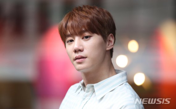 【서울=뉴시스】조수정 기자 = 그룹 유키스 출신 배우 이준영이 9일 서울 충무로 뉴시스 본사에서 OCN 수목드라마 '미스터 기간제' 종방인터뷰에 앞서 포즈를 취하고 있다. 이준영은 극중 천명고 학생이자 살인범인 유범진 역을 맡아 열연했다. 2019.09.11. chocrystal@newsis.com