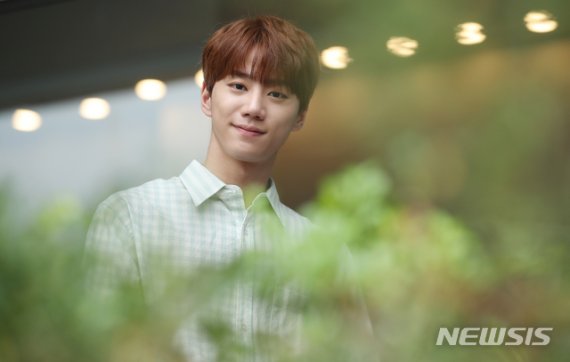 【서울=뉴시스】조수정 기자 = 그룹 유키스 출신 배우 이준영이 9일 서울 충무로 뉴시스 본사에서 OCN 수목드라마 '미스터 기간제' 종방인터뷰에 앞서 포즈를 취하고 있다. 이준영은 극중 천명고 학생이자 살인범인 유범진 역을 맡아 열연했다. 2019.09.11. chocrystal@newsis.com