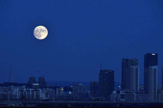 추석인 13일 오후, 서울 하늘에 휘영청 밝은 보름달이 떠있다. 한국천문연구원은 14일 오후 월출 직후에 가장 둥근 달을 볼 수 있을 것으로 예측했다. 사진=서동일 기자