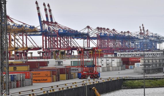 In this Thursday, May 16, 2019 photo, containers are stored in the free harbor in Bremerhaven, Germany. (AP Photo/Martin Meissner) /뉴시스/AP /사진=
